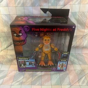 Five Nights at Freddy’s Withered Chica with Office Jazwares